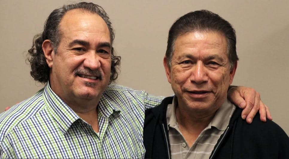 Los exagentes de inmigración A.J. Irwin (izq) e Hipólito Acosta.