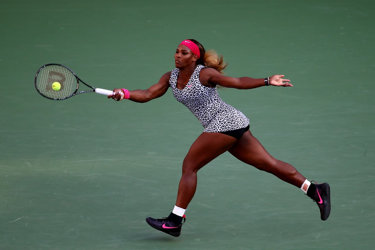 ¿Quién, si no Serena Williams, es capaz de portar con absoluta dignidad un vestido con estampado de leopardo en el Abierto de Tenis de Estados Unidos? Serena Williams es la número uno del mundo en el ranking WTA y, pese a sus que 38 títulos Grand Slam, cuatro medallas de oro en los Juegos Olímpicos, una Copa Federación y dos Copa Hopman, Serena está consciente de que su carrera como tenista no puede durar para siempre. A nadie debe de sorprender que este ícono del estilo comenzó a incursionar en la moda con su propia colección, 
<a href="(http://nymag.com/thecut/fashion/shows/2015/spring/new-york/rtw/serena-williams-signature-statement.html" target="_blank"><u>Serena Williams Signature Statement</u></a> de ready-to-wear.
<br>