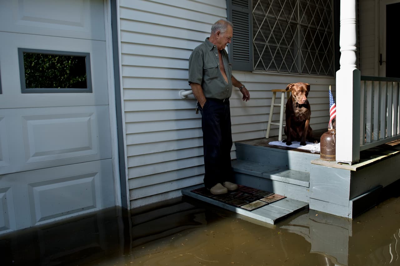 Personas y mascotas se refugian en los balcones de las casas de Gonzalez.