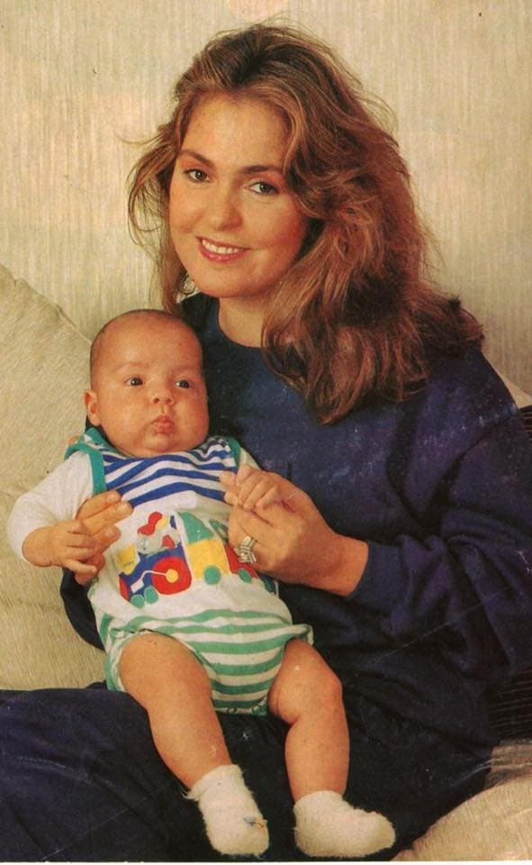 En la década de los 80 grabó 15 discos, los cuales fueron un éxito sin precedentes en la música mexicana, logrando alcanzar niveles nunca antes vistos por cantantes mexicanos, pues la calidad interpretativa de la 
<b><a href="http://www.univision.com/temas/lupita-dalessio">D'Alessio</a></b> era realmente impresionante. Para estas fechas la artista ya había tenido a sus dos primeros hijos, Jorge y Ernesto.