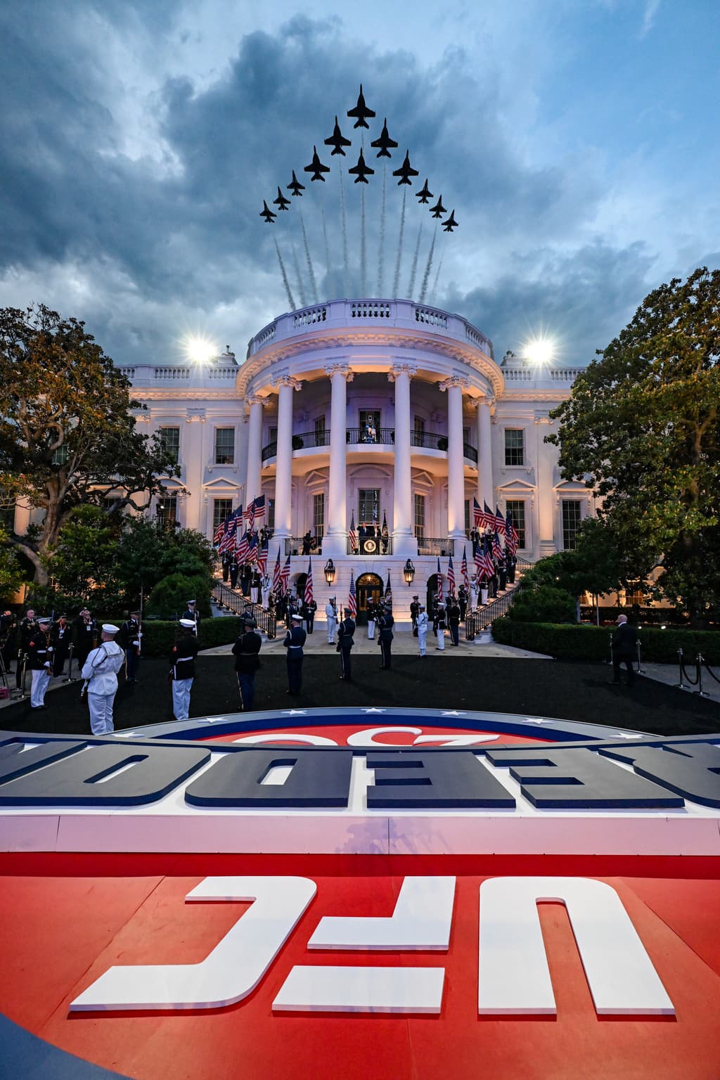 Trump tuvo un 
<b>cumpleaños memorable</b>, recibiendo en la Casa Blanca el saludo especial de
<b> los Blue Angels de la Marina</b> y los 
<b>Thunderbirds de la Fuerza Aérea</b>. Además, por primera vez se instaló el octágono para celebrar en ese histórico recinto, 
<b>un evento de la UFC</b> (Ultimate Fighting Championship), 
<b>la liga de Artes Marciales Mixtas</b> (MMA, por sus siglas en inglés) más grande a nivel internacional.
<br>Los campeones de MMA, combinan en sus peleas técnicas de la lucha libre, el judo, el jiu-jitsu brasileño, el boxeo y muay thai.