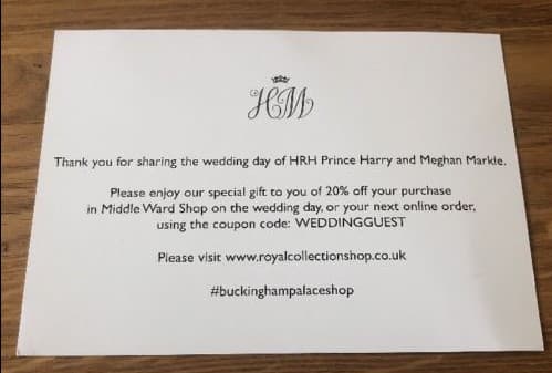 Y para los amantes de las compras estaba esta 
<b>tarjeta de descuento</b>. Con solo mostrarla en la tienda del 
<b><a href="https://www.royalcollection.org.uk/visit/windsorcastle">Castillo de Windsor</a></b> o escribir el código WEDDINGGUEST en su portal recibían una rebaja de un 20 por ciento en su compra.