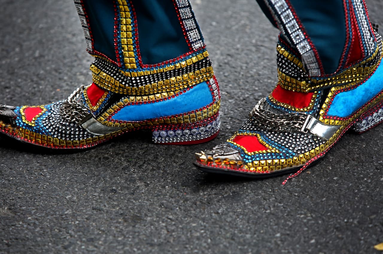 El artista Norman "Goldie" Harrison luce un atuendo muy folclorico propio de sus raices.