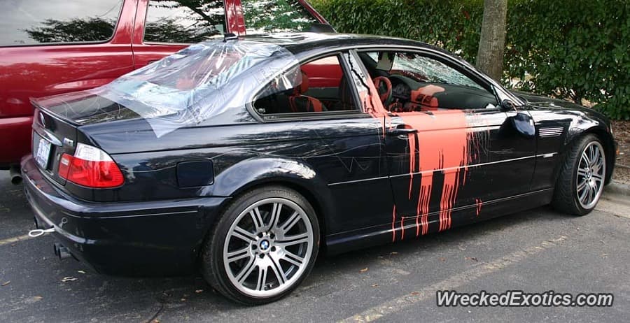 <b>BMW M3</b>
<br>El reporte final de los daños enlistó lo sigueinte: ventanas rotas, parabrisas destruido y galones de pintura rosa en toda la cabina y parte de la carrocería. ¡Una verdadera pérdida!