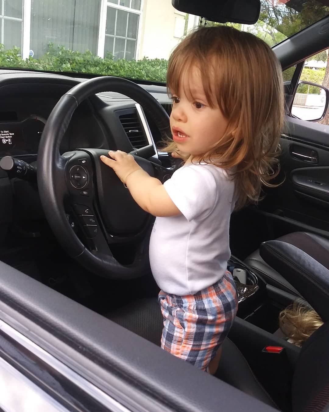 Ha crecido tan rápido que ya se imagina el día en que pueda manejar un automóvil como su padre.