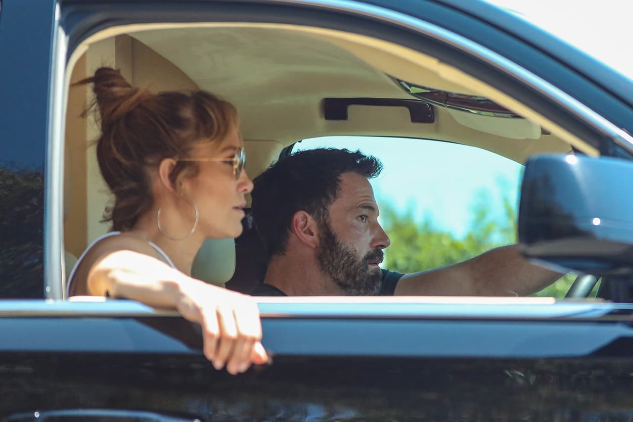 Estas imágenes se dan en medio de los rumores de que la pareja planea ya vivir bajo el mismo techo y, por ende, estarían 
<b><a href="https://www.univision.com/shows/despierta-america/jlo-se-mudara-a-los-angeles-estos-son-los-pasos-que-estaria-dando-la-cantante-por-su-relacion-con-ben-affleck-video" target="_blank">buscando una casa para compartirla. </a></b>
<br>