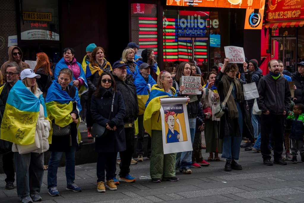 La comunidad ucraniana y quienes la apoyan en medio del 
<b>conflicto bélico con Rusia</b>, clamaron este 1 de marzo por un acuerdo justo para su país. 
<b><a href="https://www.univision.com/noticias/politica/gritos-amenazas-entre-zelensky-y-trump-oficina-oval" target="_blank">El presidente ucraniano Volodymyr Zelensky salió de Casa Blanca sin firmar un acuerdo</a></b> que permitiría a Estados Unidos la explotación de 
<b>minerales valiosos</b>, en retribución del apoyo que le ha ofrecido desde que comenzó la guerra con Rusia, en 2022.
