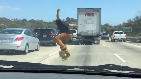 Patinar en la autopista, una nueva actividad de riesgo en California