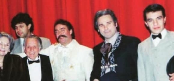 El también conductor inició sus carrera artística en el teatro. Aquí aparece con el legendario Enrique Alonso, "Cachirulo".