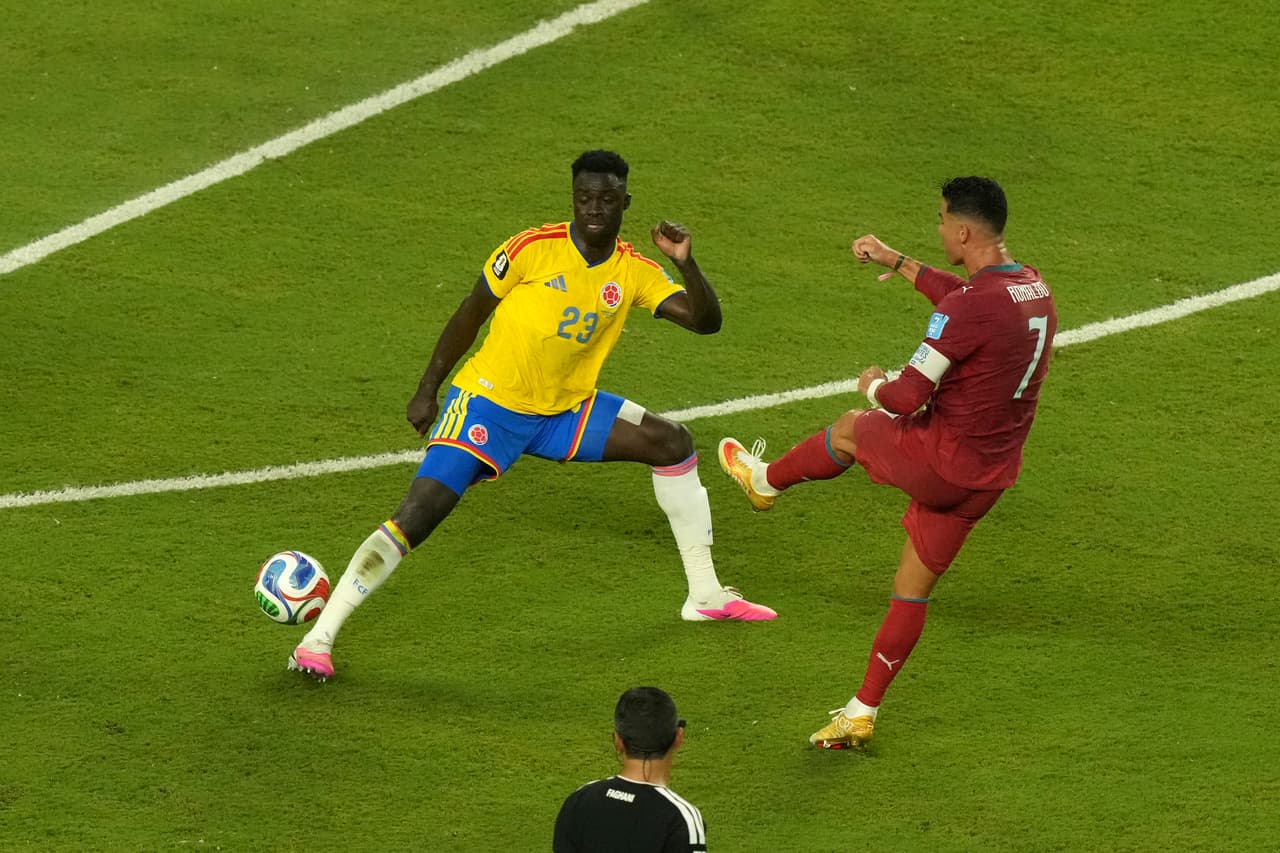 Davinson Sánchez interrumpe una jugada a Cristiano Ronaldo.