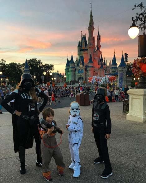 Galilea adora el Halloween y se fue con los pequeños Reina a celebrarlo al lugar más feliz del mundo.