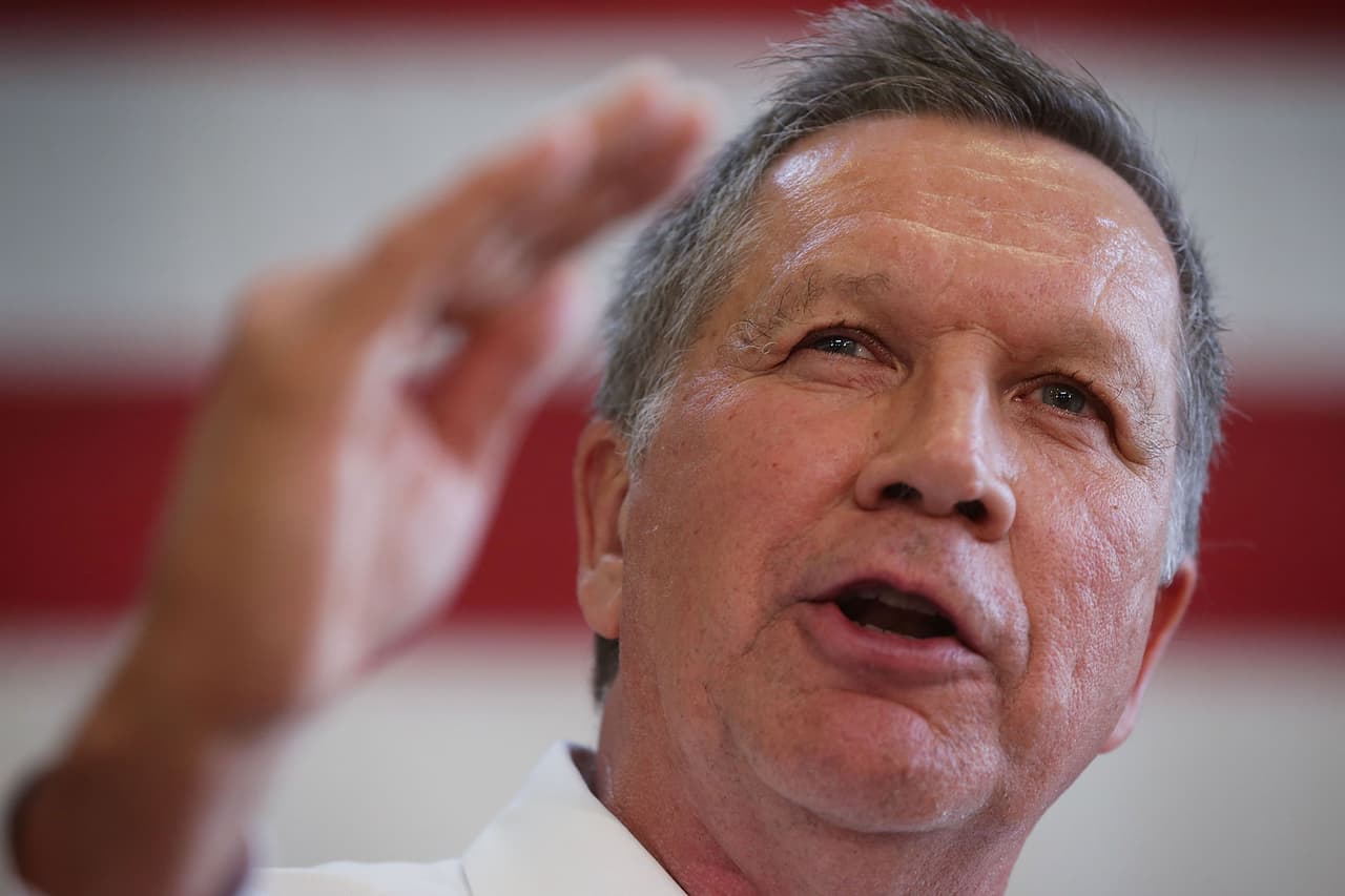 <b>John Kasich.</b> “O están en sintonía con él (Trump) o le tiene miedo. Temen ser sustituidos o severamente criticados",
<a href="https://www.npr.org/2020/11/22/937816320/former-ohio-gov-john-kasich-says-gop-is-afraid-of-trump"><u>dijo el exgobernador de Ohio</u></a> y excandidato a la nominación republicana a NPR. Consideró como "absurda" la negativa de Trump a conceder la victoria a Biden.