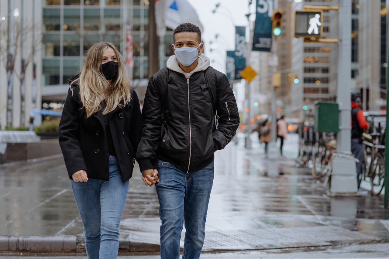 Tras la decisión de una corte federal de remover el uso de la mascarilla obligatorio en el transporte público del país, se generó un gran desconcierto, ya que todo depende donde te encuentres y qué sistema vas a utilizar. Aquí aclaramos tus dudas.