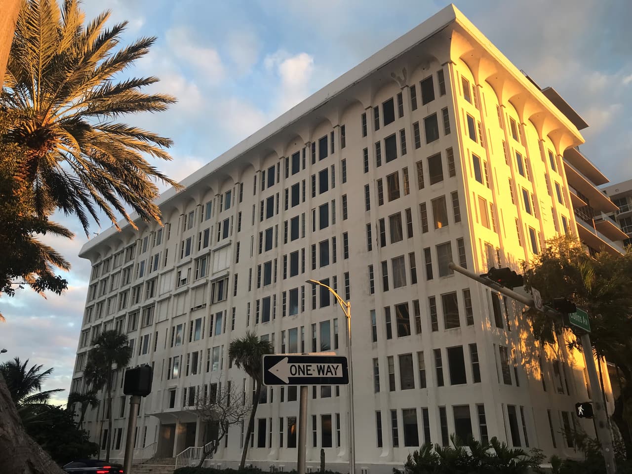 Fiscal de México Alejandro Gertz vendió apartamento en Florida por $2.8 millones a nombre de la universidad de la que era rector