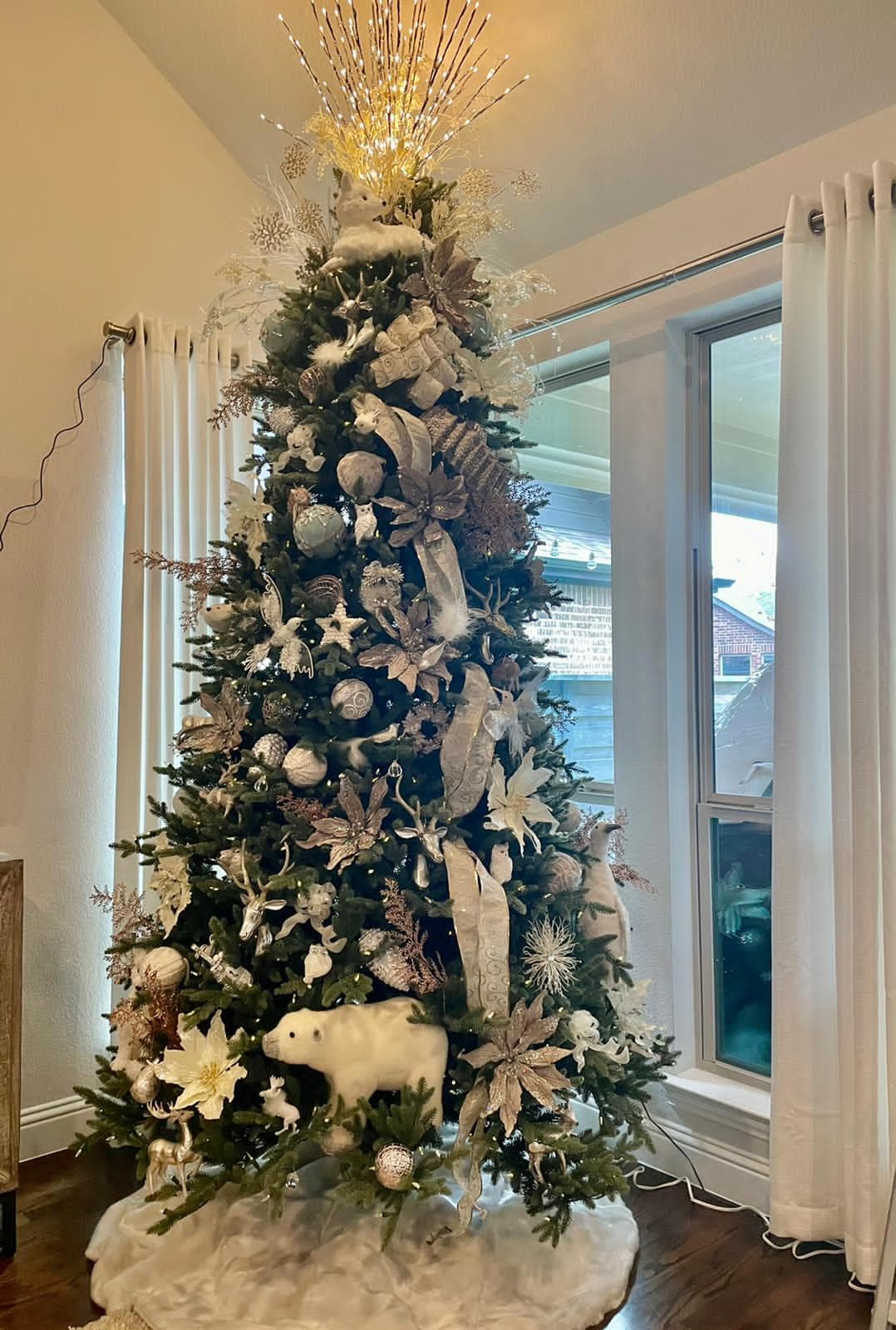 Los árboles navideños 
<b>más difíciles de decorar son los naturales</b> por la delicadeza de sus hojas, aús así Carmen Vidales les dedica su tiempo y paciencia.