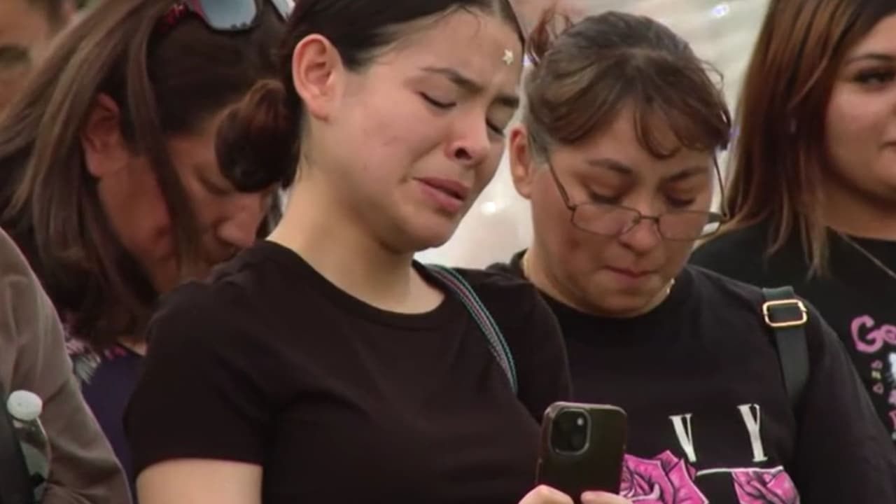 Horas después, durante la madrugada del 
<b>lunes 3 de agosto</b>, la niña fue localizada sin vida en un 
<b>área con abundante vegetación cercana a Belle Ellen Drive</b>, a unos cientos de metros del lugar donde desapareció. 
<br>
<br>La 
<b>Oficina del Médico Forense del Condado de Bexar</b> confirmó su fallecimiento, mientras que 
<b>la causa de muerte permanece bajo investigación</b> y las autoridades continúan revisando videos de vigilancia y otros elementos del caso.