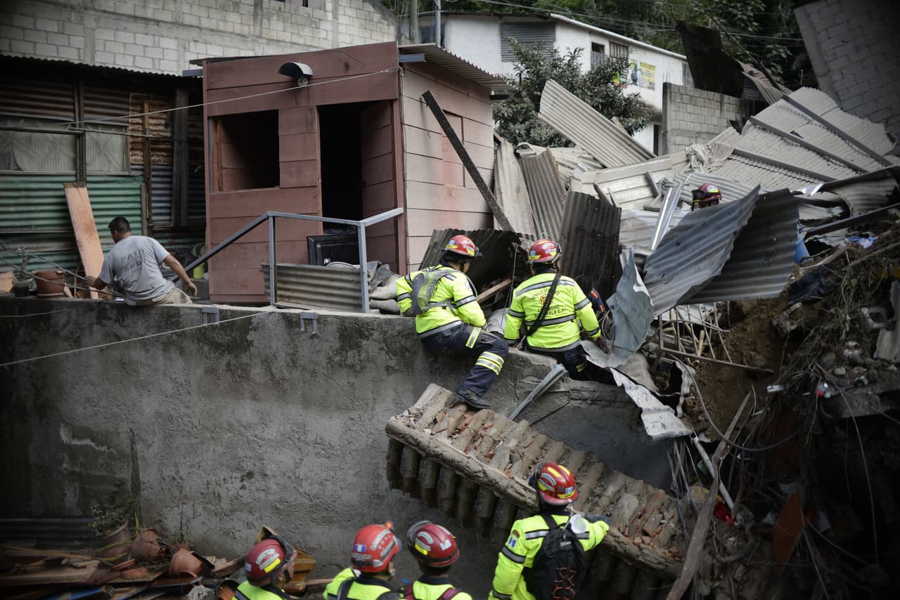 Las inclemencias del clima sobre Guatemala en 2015 llevaron a que un alud arrasara el pueblo de Santa Catarina Pinula, a 15 kilómetros al este de la capital del país. Más de un centenar de casas quedaron reducidas a escombros. Aquí vemos rescatitstas en búsca de de víctimas.