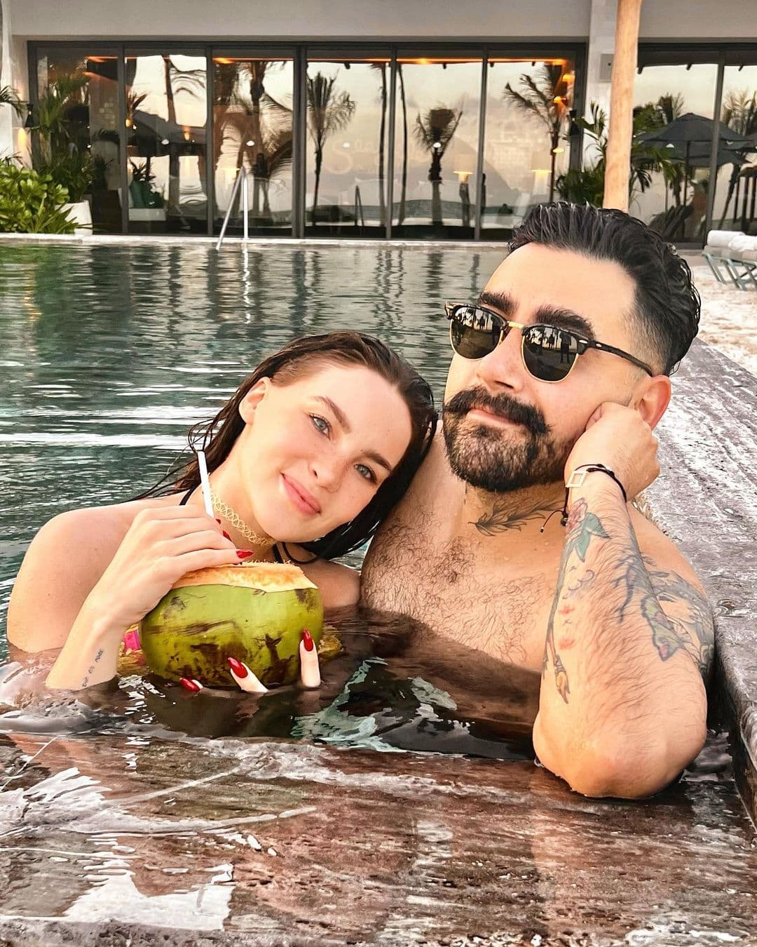 Rasec Sagrav es el nombre del chico que abraza a la ex de Christian Nodal en la alberca del hotel en donde se hospedaron en la playa cercana a Cancún.