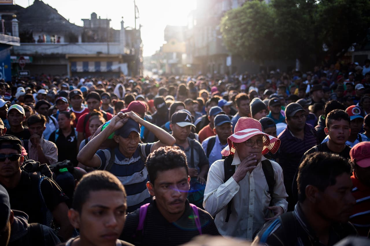 Tecún Umán era el punto de encuentro donde se tomaría la decisión de cuál sería el siguiente movimiento para cruzar a México. Opiniones encontradas entre aquellos desesperados por pasar cuanto antes y los que solo tenían en su mente descansar un poco más. Esa misma noche del 1 de noviembre optaron por hacer plantón frente al puente Rodolfo Robles a primera hora del día 2. Durante el plantón, pensaron por un momento que si hablaban con las autoridades mexicanas podrían entrar a México de una manera oficial, que no incluyera tener que aventarse al río.