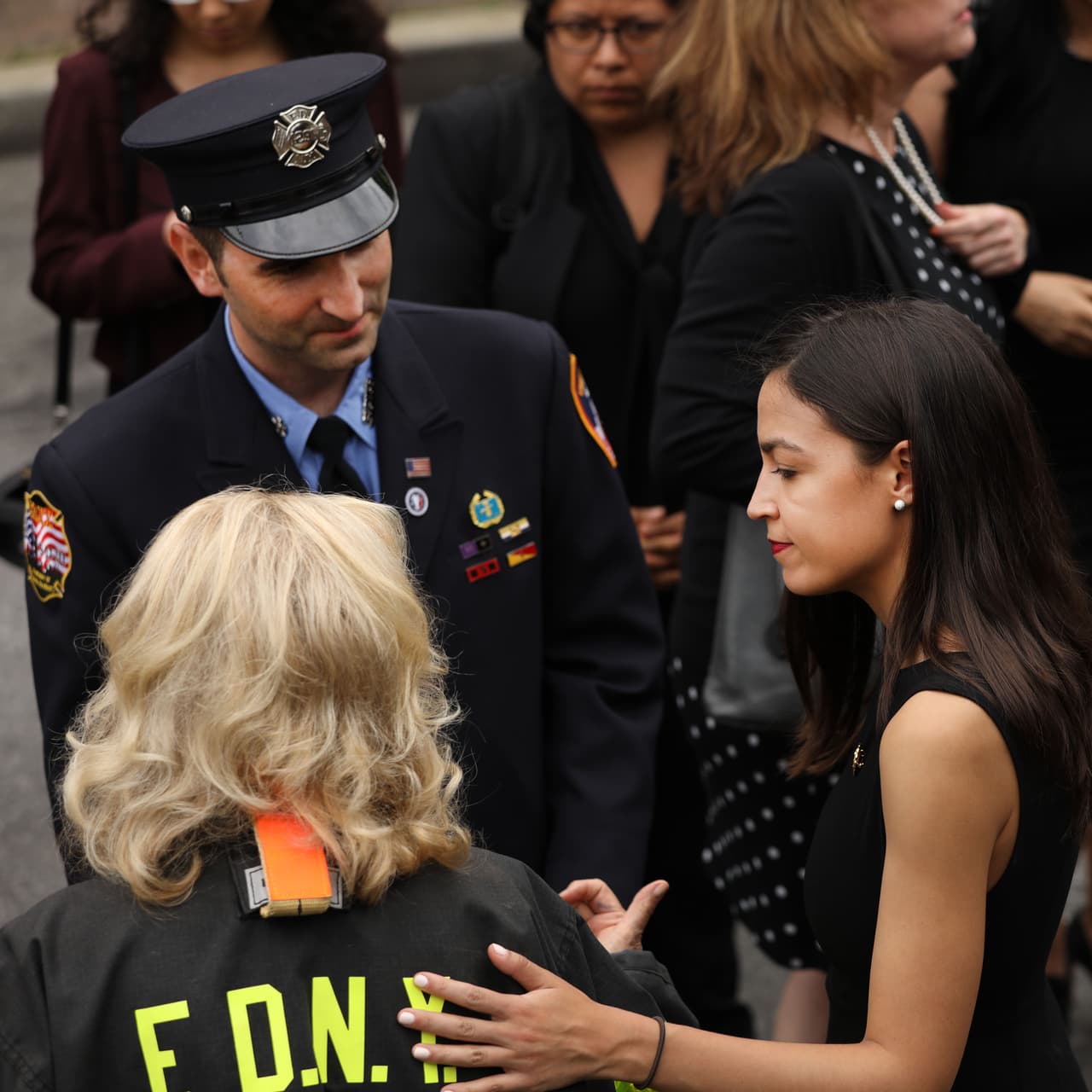 Al día siguiente de su testimonio, el Comité Judicial de la Cámara de Representantes aprobó la extensión de los beneficios para los trabajadores sobrevivientes de los peores atentados terroristas en la historia del país. En la fotografía, la representante por el circuito 14 de Nueva York Alexandria Ocasio-Cortez durante el funeral.
