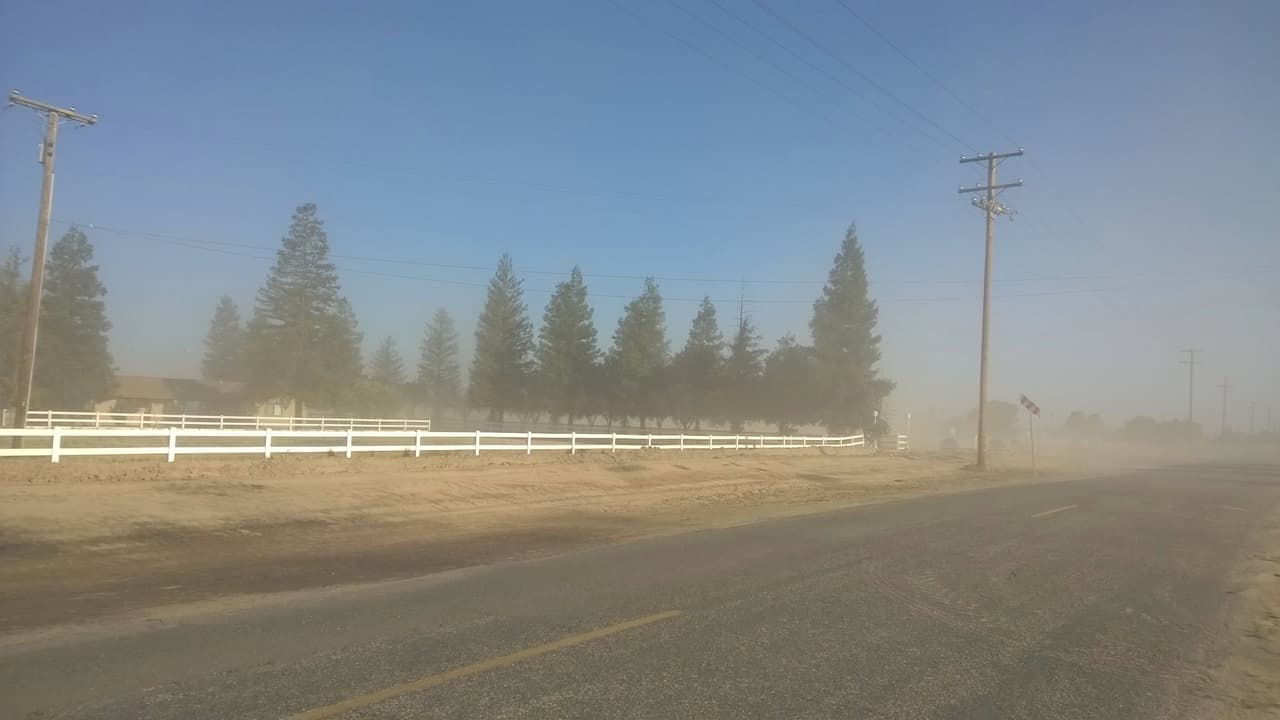 Anticipan vientos de hasta 50 millas por hora y emiten alerta por mala calidad del aire en el Valle Central
