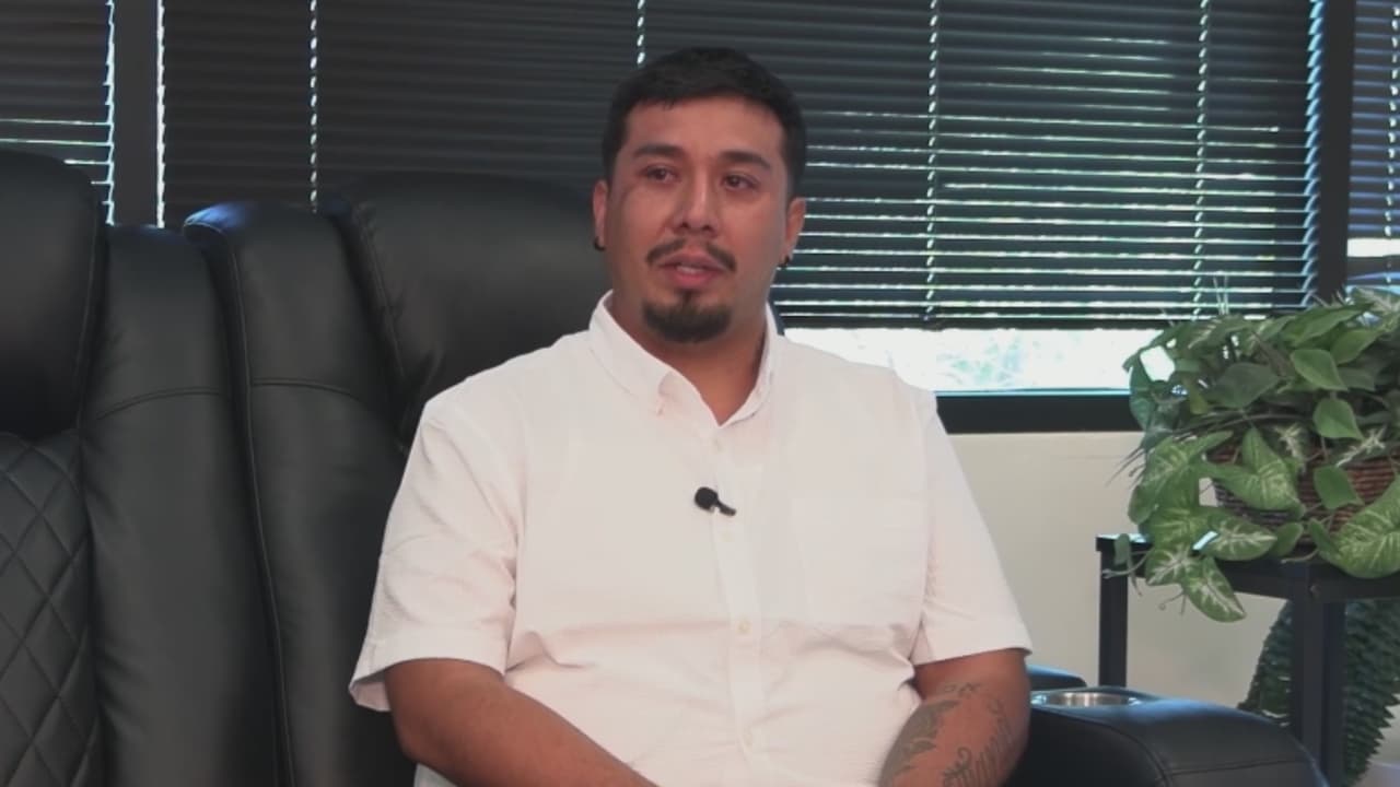 Migrante amenazado con la deportación termina la preparatoria mientras espera fallo de ICE