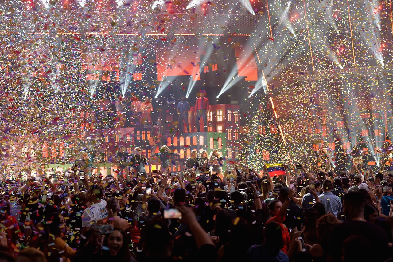 Estamos ansiosos por disfrutar las presentaciones que se tienen contempladas para la Fiesta del verano 2019, que se celebrará el próximo 18 de julio. Habrá muchas más sorpresas musicales que se sumaran a los momentos hot de la fiesta del verano. Por lo pronto, sabemos que Tini y Sebastian Yatra compartirán escena. Seguro lanzarán chispas.