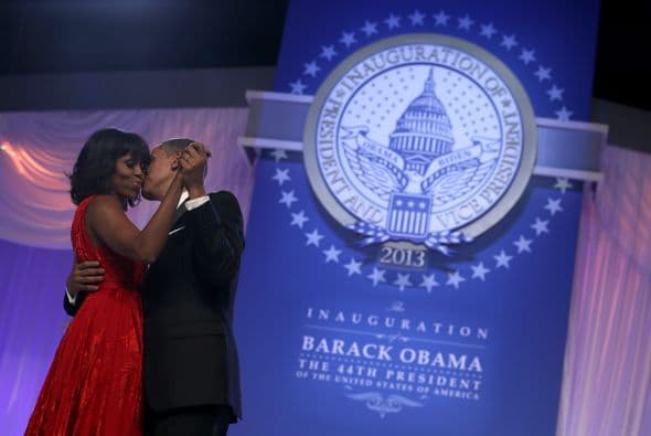 Antes de bailar con algunos de los invitados en la sala, Michelle y Obama compartieron un romántico beso.