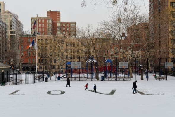 La nieve que deja la tormenta invernal "Pax" en la costa este de Estados Unidos ha causado al menos una decena de muertes, principalmente por accidentes de tráfico, y provocado la cancelación de más de 5.000 vuelos. Washington, está paralizada casi por completo, con acumulaciones de entre 20 y 30 centímetros, lo que ha causado el cierre de las oficinas federales y escuelas; los dos aeropuertos de la ciudad permanecen hoy cerrados. Filadelfia y Nueva York, donde se ha declarado el estado de emergencia, esperan acumular entre 30 y 40 centímetros de nieve y también se espera que las fuertes rachas de viento alcancen 80 kms. por hora. Las autopistas y carreteras en Carolina del Norte sufren desde últimas horas de la tarde del miércoles enormes atascos, en gran medida provocados porque muchos conductores decidieron abandonar sus vehículos en la calzada ante la imposibilidad de seguir su camino debido a las placas de hielo y las acumulaciones de nieve. En Atlanta cerca de 250.000 hogares se mantienen sin suministro eléctrico. Las mayores acumulaciones de nieve ocurrirán entre hoy y mañana a lo largo del corredor de la Interestatal 95, que recorre el nordeste del país, incluyendo las áreas metropolitanas de Washington, Baltimore (Maryland), Nueva York y el interior de Nueva Inglaterra.