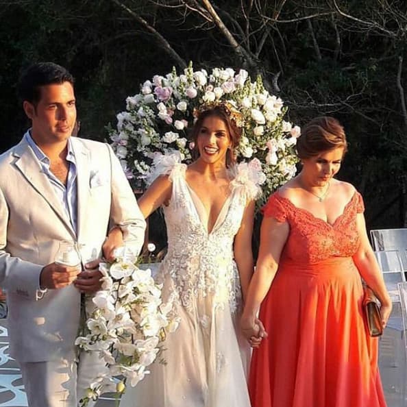 La actriz lucía emocionada y disfrutó de la compañía de quienes más quiere. Aquí la vemos junto a su mamá y hermano.