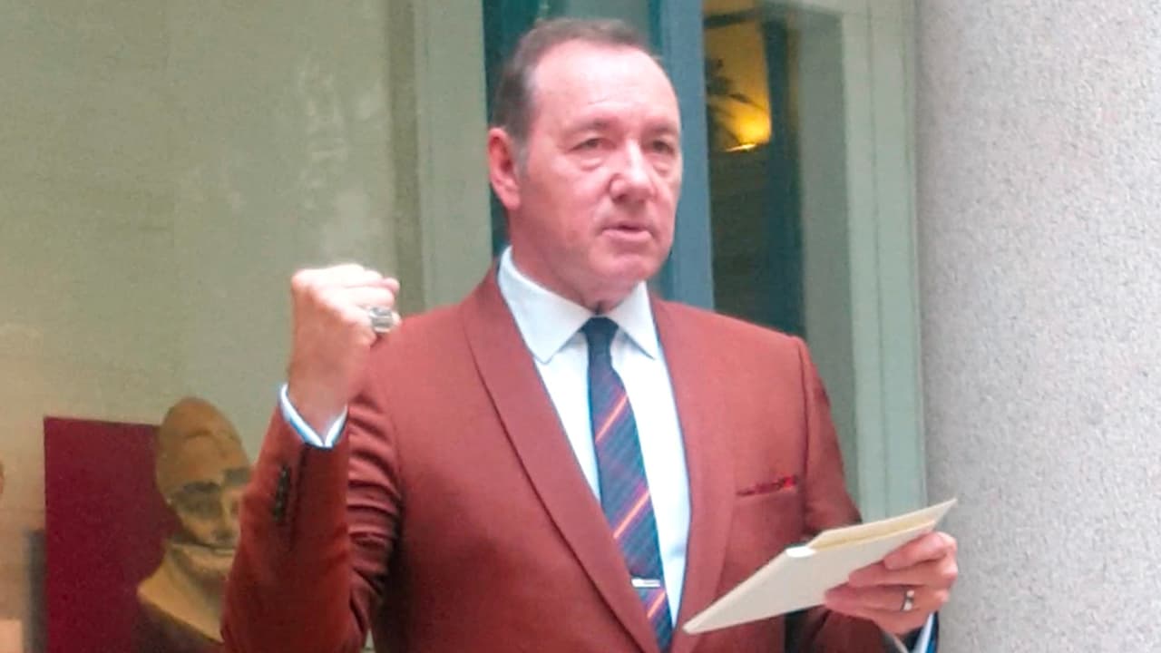 Así fue la reaparición en público de Kevin Spacey tras el retiro de los cargos de agresión sexual en su contra