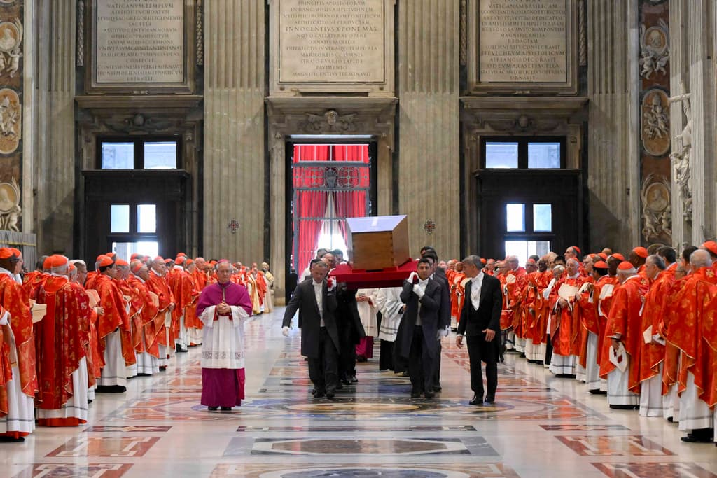 El ataúd del papa Francisco a su regreso a la Basílica de San Pedro al fin de la misa de su funeral.