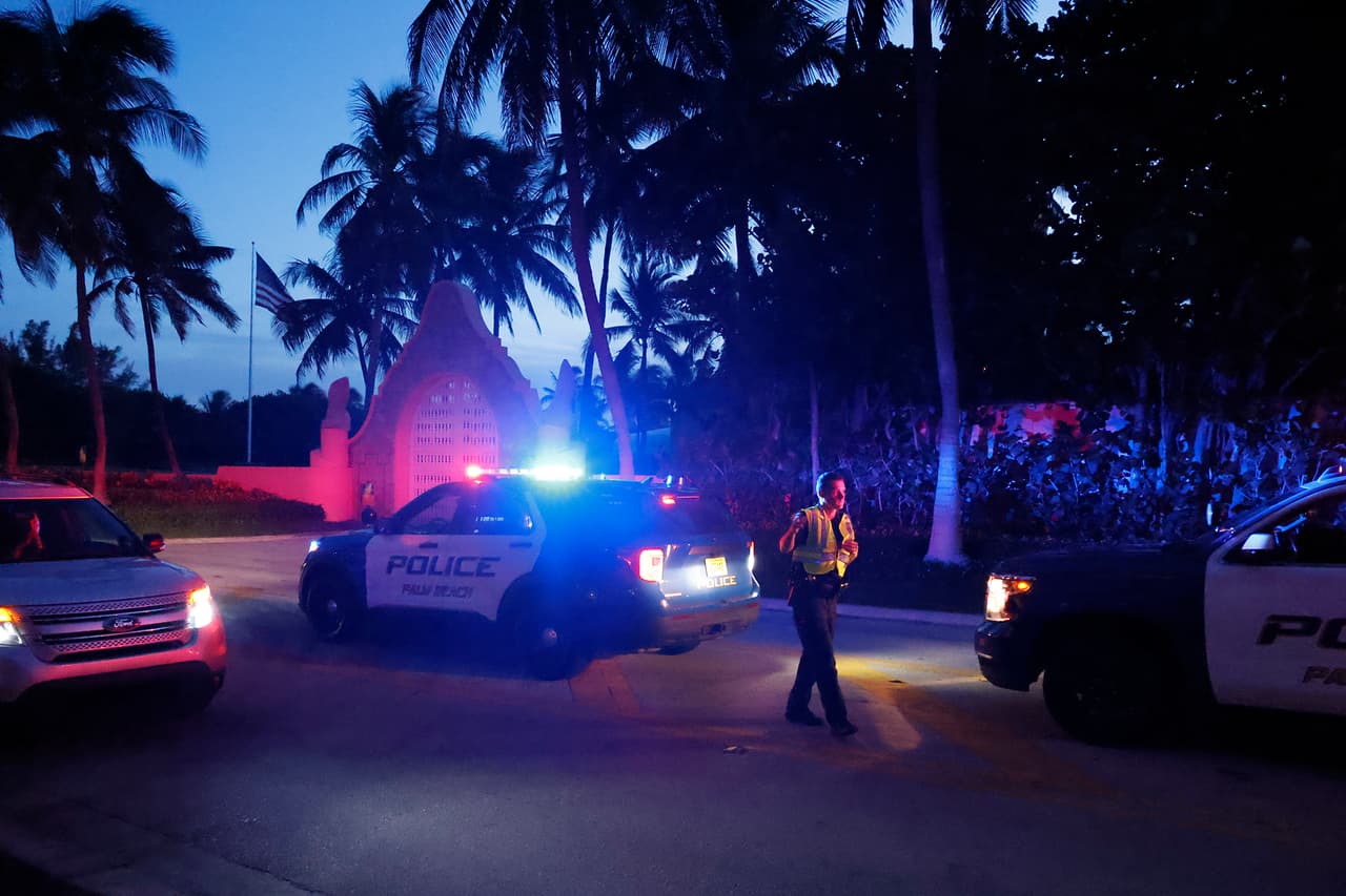 Trump dijo en una larga declaración que el FBI estaba realizando un allanamiento en su casa en Mar-a-Lago y afirmó que los agentes habían abierto una caja fuerte.