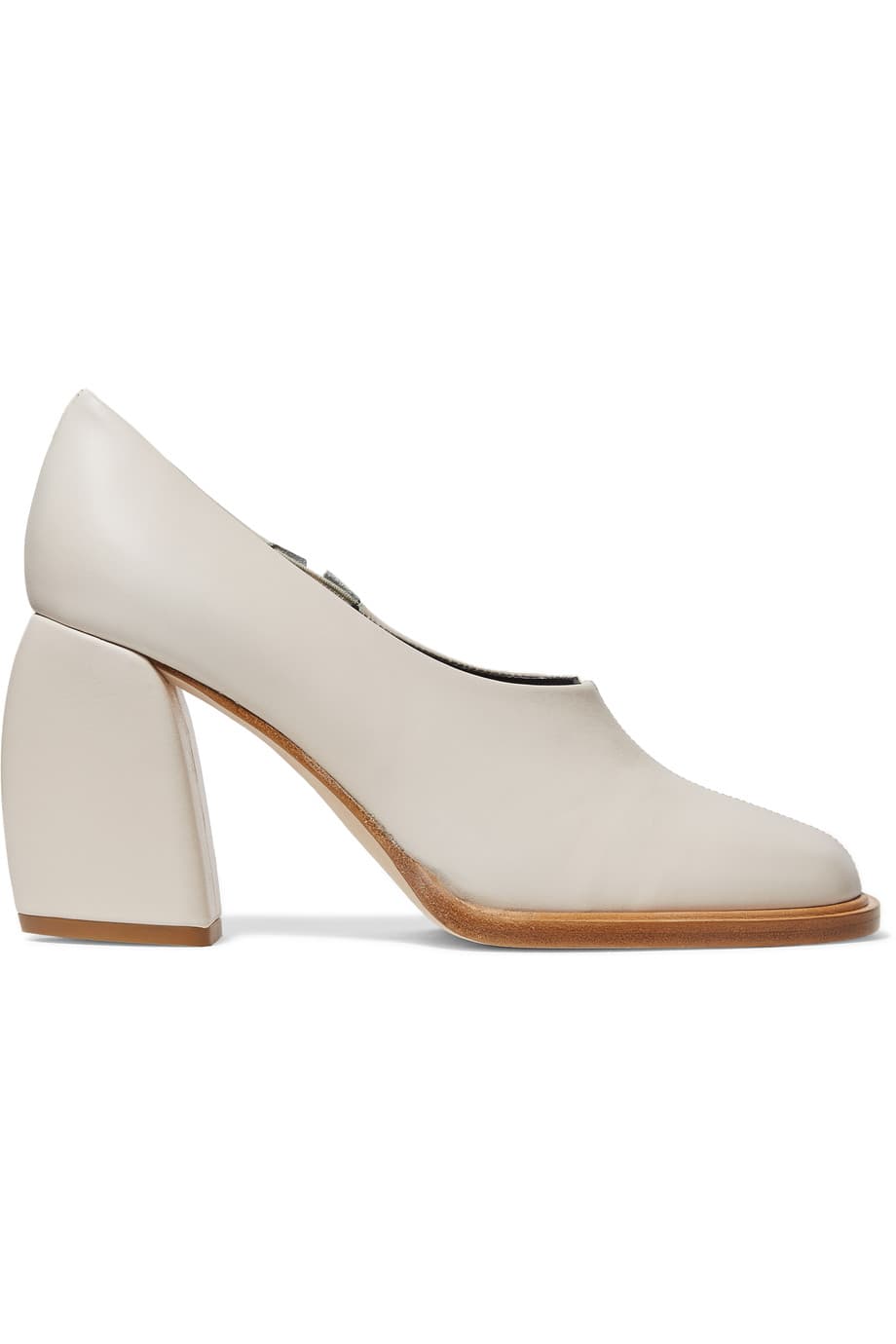 Lo sabemos, se ven extraños pero son la sensación del momento. Son zapatos muy cerrados que tienen juegos geométricos en el tacón y que por tener una poca inclinación resultan muy cómodos. Aunque no es común, el blanco se convierte en un comodían de temporada que va bien con vestidos y jeans. (Tibi
<a href="http://www.tibi.com">www.tibi.com)</a>