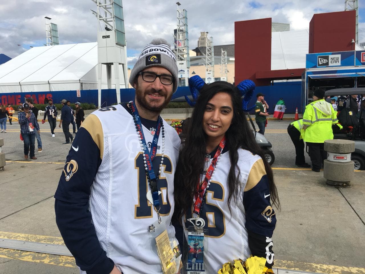 Esta pareja está lista para disfrutar del Super Bowl con sus queridos Rams.