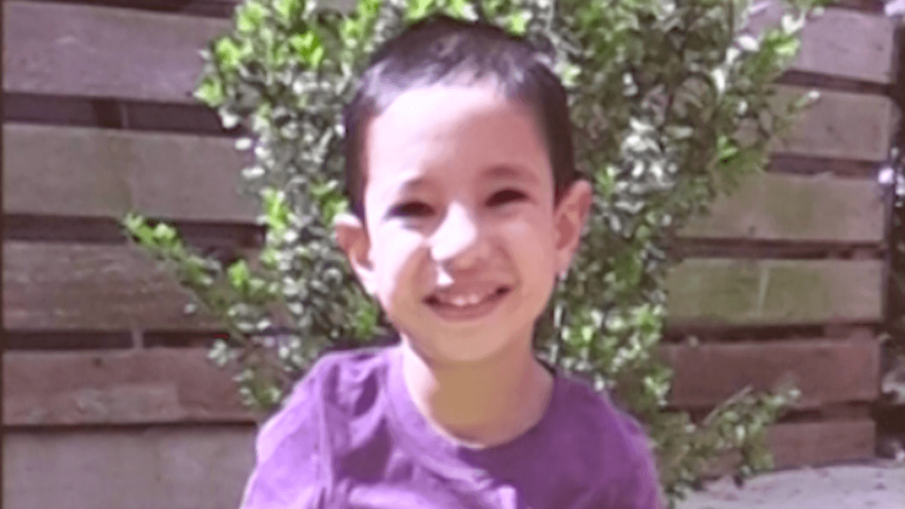 <h2 class="cms-H2-H2"><b>1. Benjamín Cervera murió por inanición, informó el condado de Bexar, pero en el juicio intentaron contradecir esta versión</b></h2>
<br>
<br>Benjamín Cervera murió en agosto de 2021 y el Médico Forense del Condado de Bexar había reportado que la causa era inanición, es decir, debilidad extrema por falta de comer. Sin embargo, 
<a href="https://www.univision.com/local/san-antonio-kwex/brandon-lee-cervera-benjamin-muerte-juicio" target="_blank">en el juicio de Brandon Cervera</a>, el padre, intentaron contradecir esta versión, alegando que la muerte del pequeño de 4 años pudo haber sido por otra causa.
<br>
<br>La defensa de Brandon, sin embargo, llevó a dos médicos que testificaron que no había suficiente evidencia para demostrar que el pequeño se murió de hambre. 
<br>
<br>También insinuaron que su muerte pudo haber sido por alguna otra enfermedad, pero los fiscales dijeron que Benji no presentaba síntomas de diabetes tipo 1, como se sugirió, ni de otra enfermedad.