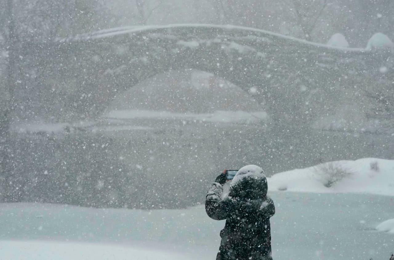 La tormenta ha recorrido unas 2,500 millas de costa a costa. El sistema se desplazó desde Alaska la semana pasada, se combinó con la humedad de la atmósfera en el centro de California y luego se movió hacia la costa noreste. La fotografía muestra la nevada en el Central Park, Nueva York.