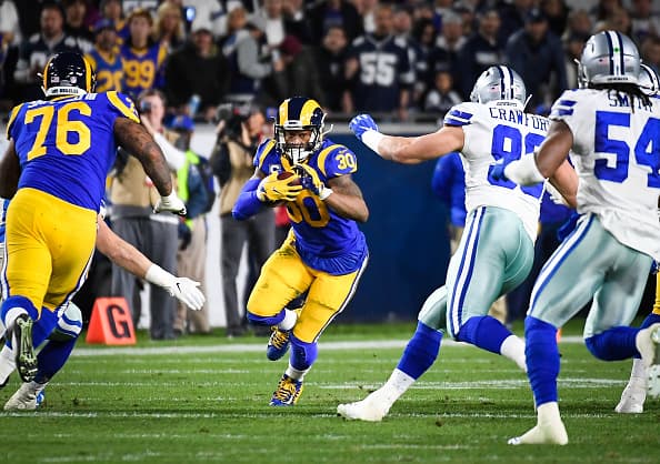 Todd Gurley también tuvo una gran noche tras conseguir llevar el balón por tierra 16 veces más dos recepciones y combinarse con 18 apariciones con el balón y una anotación con acarreo.