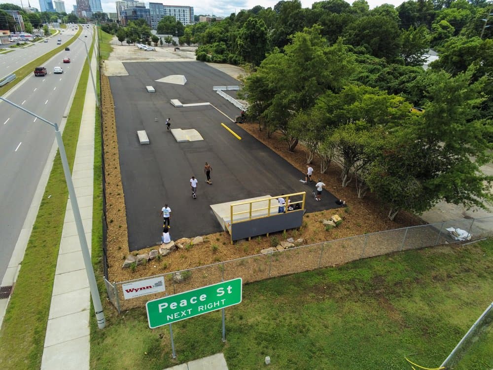 Docenas de patinadores se subieron al asfalto para probar Skate Raleigh, que se encuentra ubicado en Capital Boulevard en Dortch Street.
<br>