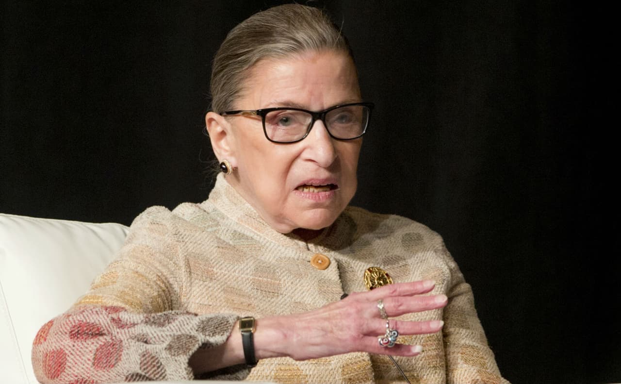 Realizan vigilia frente a la corte del condado de Bexar en honor a Ruth Bader Ginsburg 