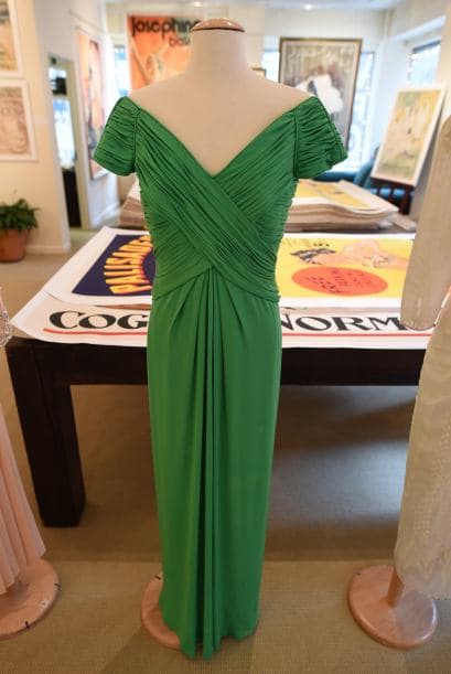 Este vestido esmeralda fue usado por la princesa en un banquete en el Hotel Dorchester en 1993, organizada por el gobierno de Malasia.