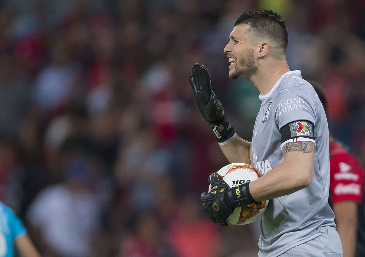 La figura del partido, además de los palos, fue el arquero de Querétaro, Tiago Volpi, que al minuto 83 detuvo un tiro penal a Juan Pablo Vigón.