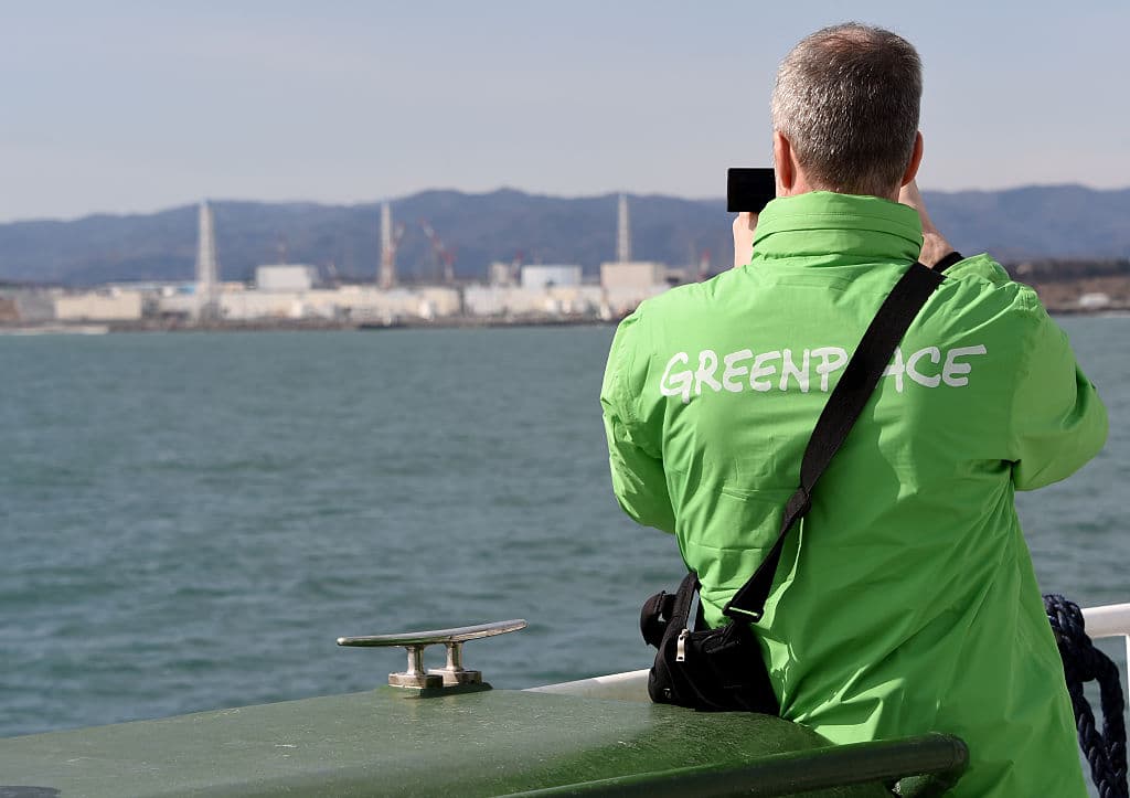 Greenpeace, la famosa organización ecologista, insiste en que el agua debe permanecer almacenada hasta que con el tiempo se logre implementar una nueva tecnología para descontaminarla por completo.