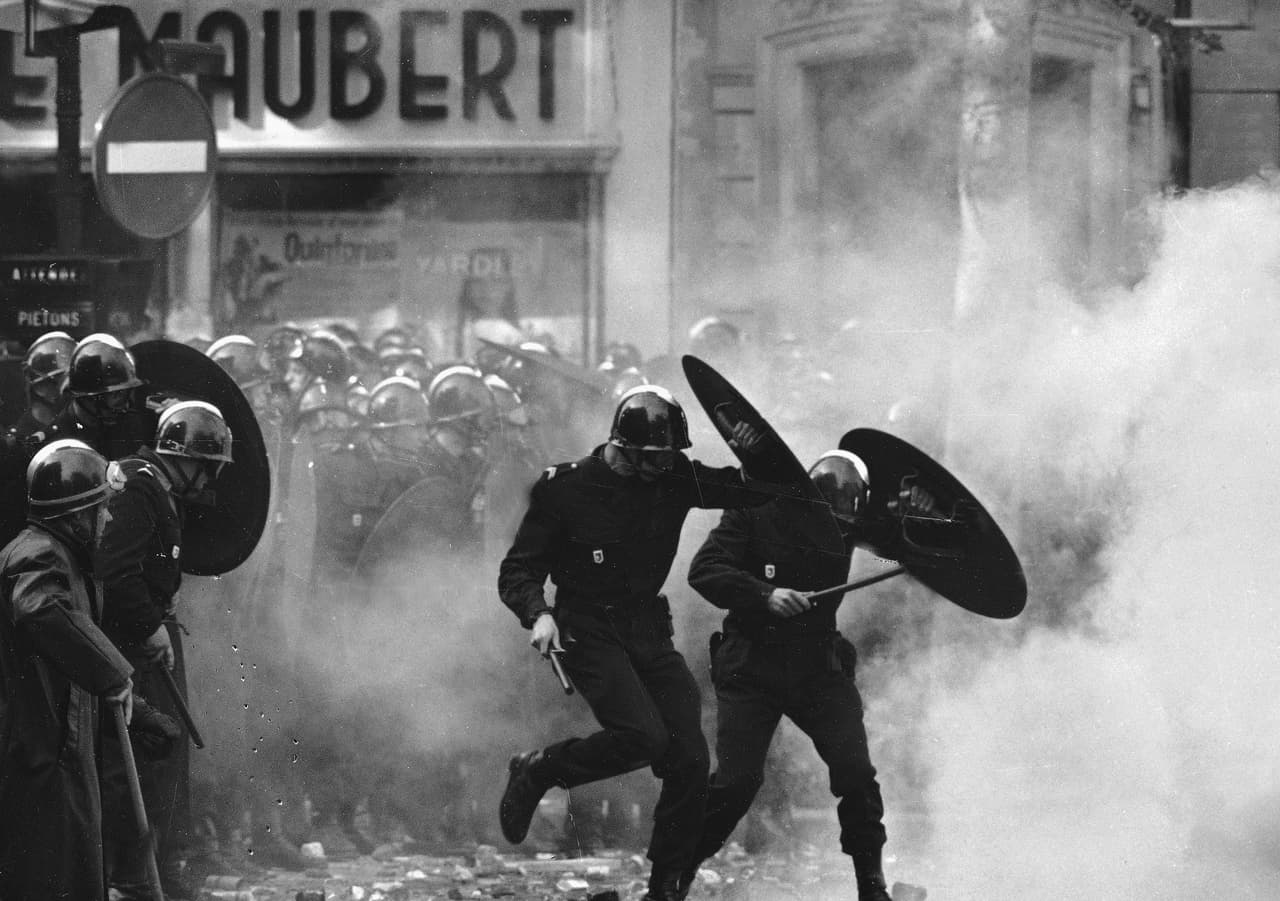 <b>El mayo francés.</b> Una serie de disturbios, manifestaciones y huelgas que detuvieron la economía de Francia en 1968. Trabajadores y estudiantes protestaron durante siete semanas por una sociedad menos centrada en el consumo y las ganancias. Demandaban la acción del estado contra el desempleo y exigieron más derechos para los trabajadores y las mujeres. Culminó con la renuncia del presidente Charles de Gaulle y el establecimiento de un sistema educativo mixto, democrático, autónomo y abierto a todos, entre otros avances sociales. 
<br>