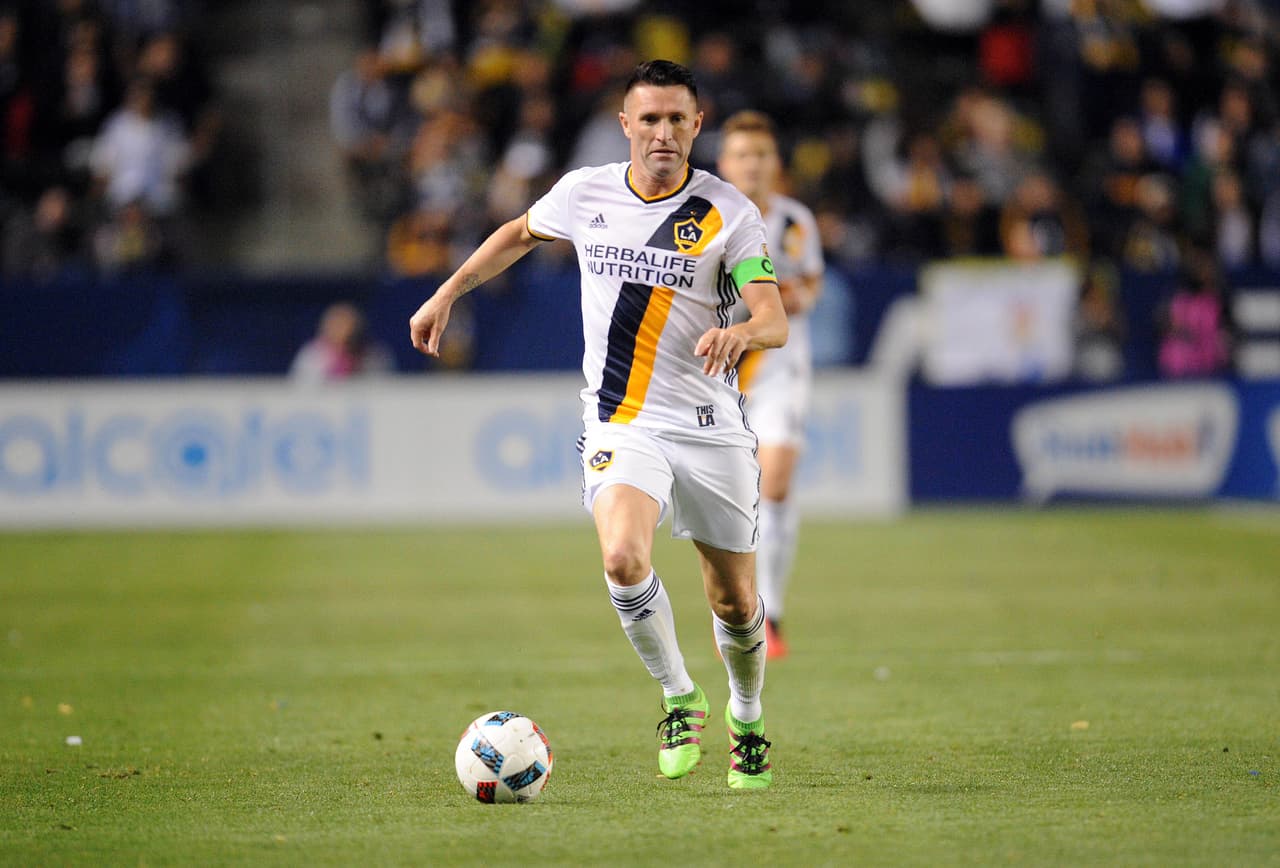 Robbie Keane deja la concentración de Irlanda por lesión de rodilla