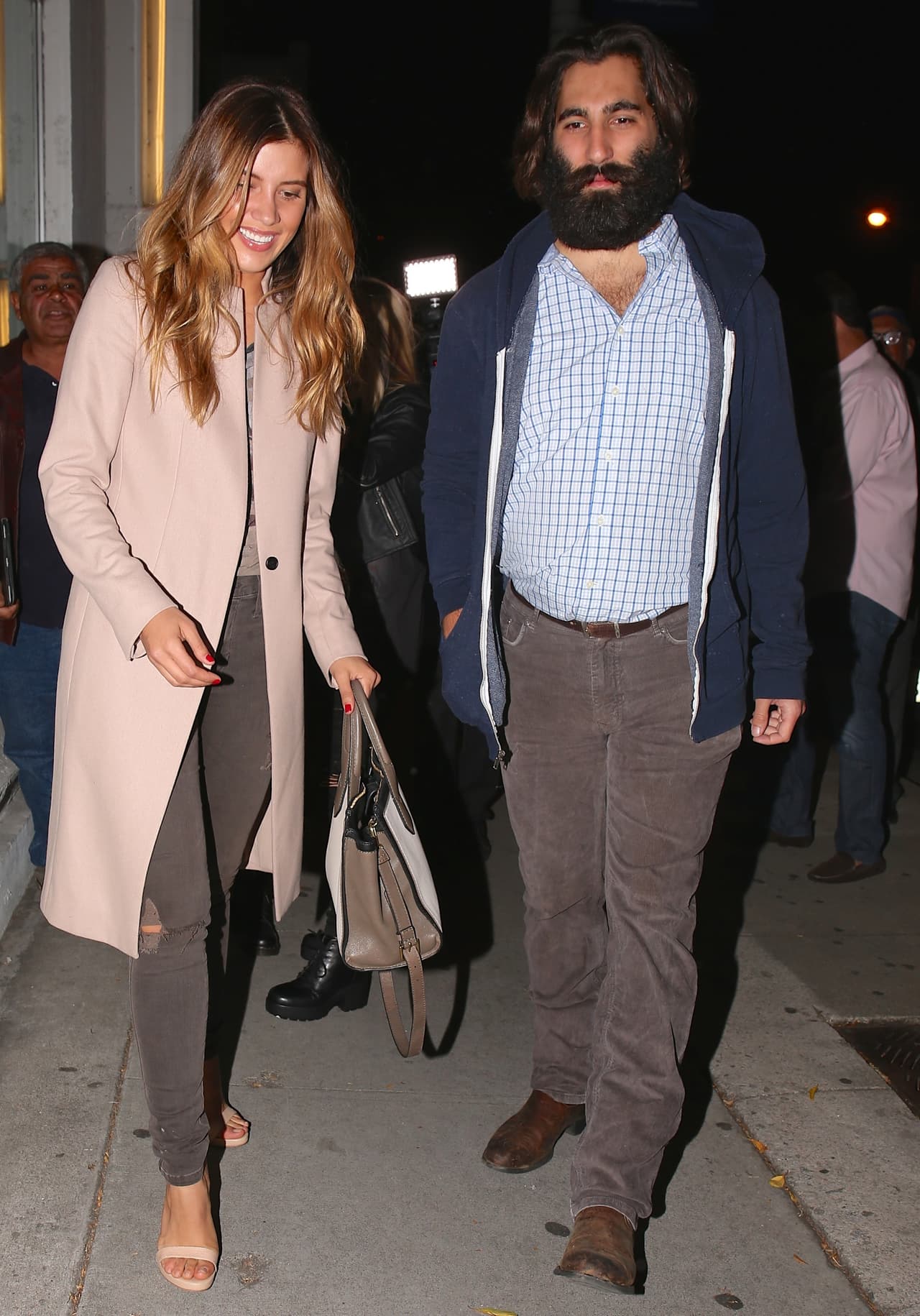 Un misterioso y barbudo nuevo amigo para Michelle. ¿Será su novio?