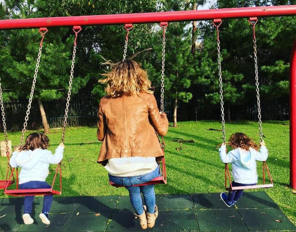 Definitivamente
<b><a href="http://www.univision.com/temas/jacqueline-bracamontes"> Jacqueline</a></b> nació para ser madre, siempre cuida y se divierte con sus hijas.