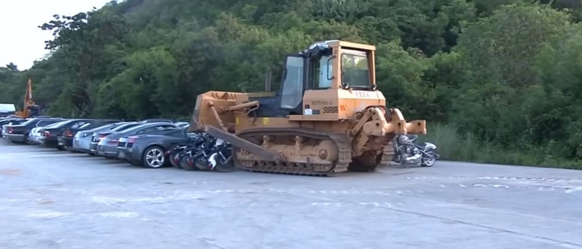 Filipinas y su presidente Rodrigo Duterte, volvió a romper el corazón de miles de apasionados de los autos deportivos y de superlujo, al ordenar la destrucción de autos y motocicletas, valoradas por un total de 5 millones de dólares, como parte de su campaña contra la corrupción.