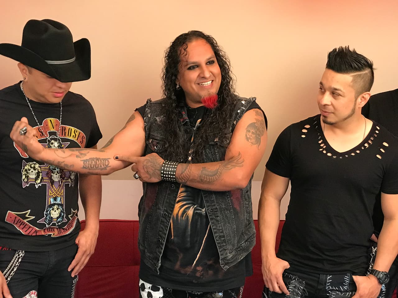 A pesar de que la mayoría tiene más de un tatuaje y de la insistencia de sus compañeros, el vocalista Jesse Turner no tiene ningún signo en la piel -hasta que obtenga el permiso de su mamá.