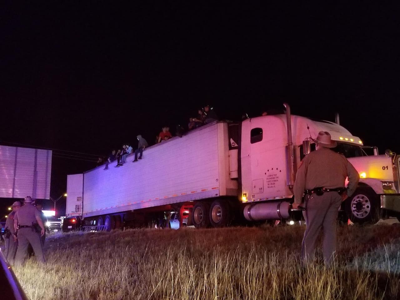 Unos 100 indocumentados son buscados en un bosque de Texas tras huir de camión que los transportaba